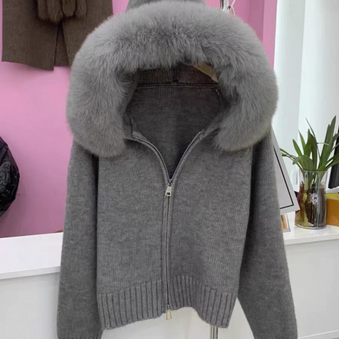 Grå stickad jacka med pälskrage