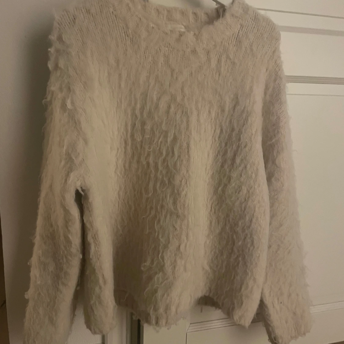 Beige/vit fluffig tröja från H&M - 3