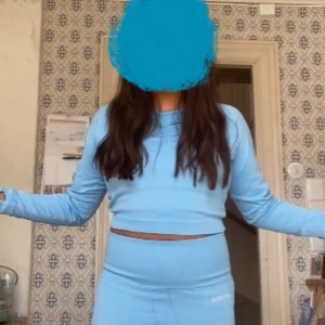 Ljusblått träningssett  - Superfint träningssett från Divina. Detta sett säljer jag då jag föredetta använt det till danstävlingar då man syns bra på dansgolvet. Storlek L.