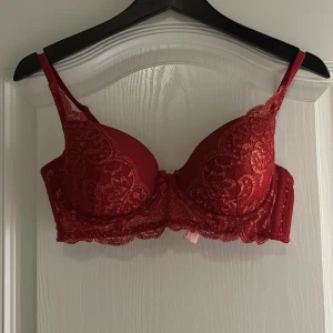 Röd spets-bh från Hunkemöller - Supersöt spets bh från hunkemökler, aldrig använd ❤️ storlek 75C 💗