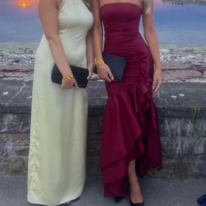 Balklänning  - Jätte snygg vinröd klänning från Babyboo, perfekt till balen! Jag köpte den för att jag tänkte ha den på min balen, men säljer nu pga att jag har en annan klänning. Prislapp kvar då jag endast har provat den 💘NYPRIS = 1576kr + frakt och skatt 