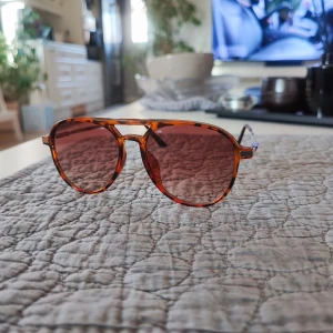 Bruna solglasögon med leopardmönster - Snygg solglasögon nu till sommaren!!! ☀️ Dags för dig som letar efter tjejer att skaffa ett par snygga solglasögon.🔥 Dessa passar både damer och män. (Kanske mer för män än för damer) Men iallfall, de som vill se stiliga ut kommer dem passa alla!🐐 Säljer dem för 350kr! Lycka till!!! 