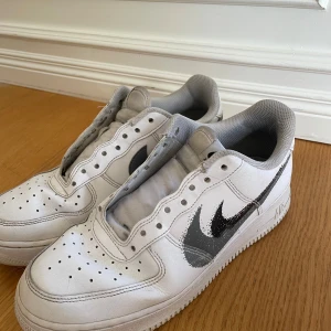 Nike air skor - Säljer dessa nike skor, i bra skick. Självklart ingår snören🫶🏻🫶🏻🙌