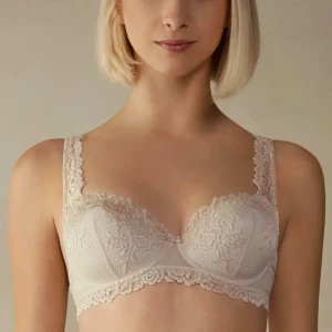 intimissimi bh - en jättefin spetsbh från intimissimi i färgen nude🫶🏻🤍 säljer för att den är lite för stor på mig, det är inget fel på själva bh:n. (ord. pris: 500kr)