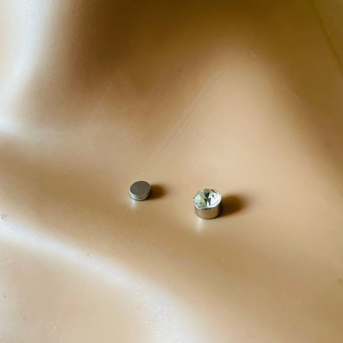 By prisförslag- 1 st magnetiskt Silverfärgat örhängen/piercing med kristall - 2