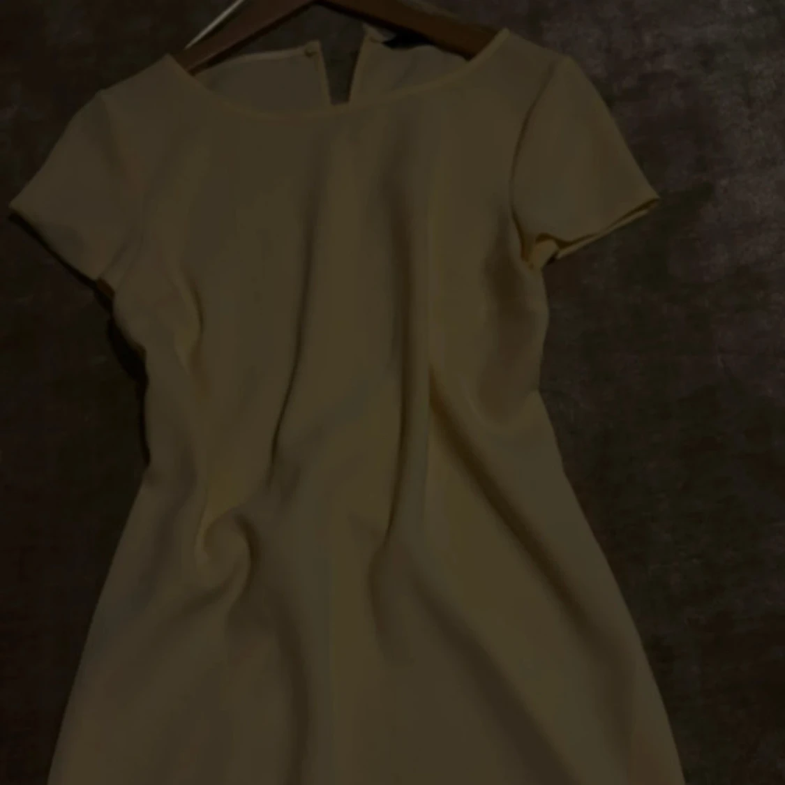 Gul klänning med korta ärmar - 1