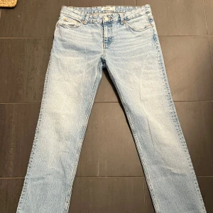 Ljusblå jeans från Pull&Bear - Snygga ljusblå jeans från Pull&Bear med medelhög midja. Jeansen har en rak passform! Skriv vid funderingar! 🫶🏼🫶🏼