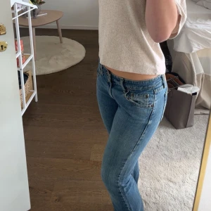 Levis 518 Superlow Bootcut Jeans! - Snygga Levis 518 Superlow Bootcut jeans! Jätte snygga lågmidjade jeans från Levis, säljs pågrund av att dom inte kommer till användning💗är klippta där nera vid benen, var så när jag köpte dom men passar på personer som är mellan 162-166🥰 första bilden är från tidigare ägaren🥰