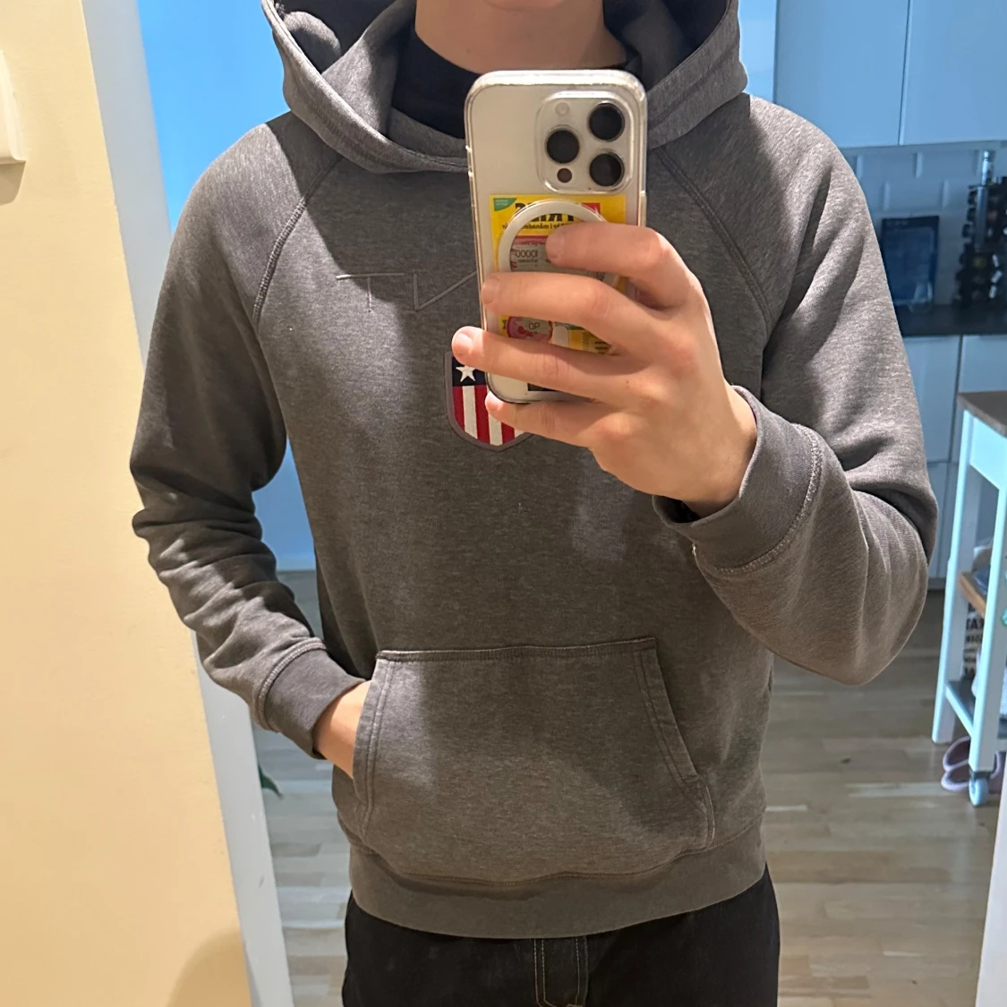 Grå hoodie från GANT - 2
