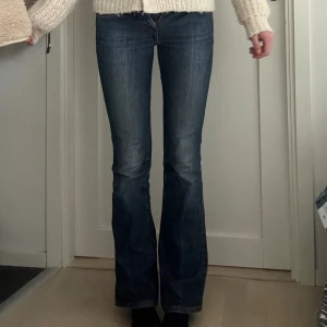Blå bootcut jeans - Säljer dessa as najs jeans som är för små tyvärr💓💓💓