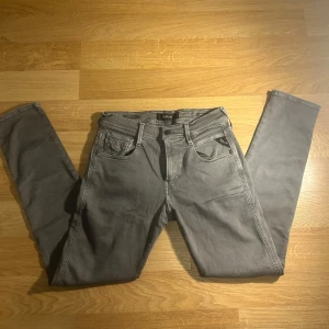 Grå Replay Anbass jeans - Snygga grå jeans från Replay, modell Anbass. De är näst intill oanvända, altså väldigt bra skick (inga defekter) De är i storlek 30/30 och säljer dessa för 400. Hör av vid frågor!🙌