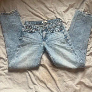 Blå jeans - Säljer ett par klassiska blå jeans med fem fickor. Dessa är mycket använda men fortfarande väldigt bra skick💕