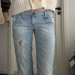 Ljusa jeans med slitningar - Säljer dessa sjuk najs tvätt på jeans me slitningar!! 