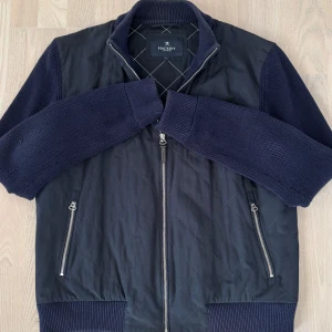 Hackett London cardigan  - en riktigt schysst cardigan ifrån Hackett london || perfekt nu i vår || Size L || skicket är 9/10 || nypris ~ 2500kr || passar 184-188cm || hör gärna av er vid intresse!!
