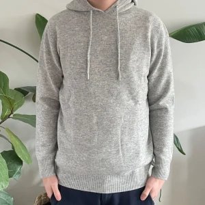Merinoull Hoodie - En sjukt snygg ljusgrå Hoodie i 100% Merinoull!🌟 Storlek M. Använd max 3 gånger, inga defekter! Hör av dig vid intresse eller minsta fundering😊