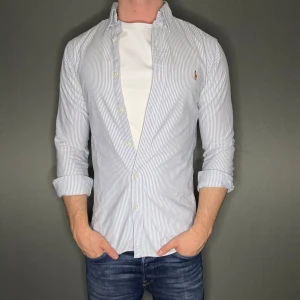 Ralph lauren skjorta - Hej säljer nu min fina Ralph lauren skjorta i storlek S. Den är i nyskick och kommer vara otroligt snygg nu i vår och framåt sommaren. Nypris cirka 1600kr! Vi kommer att sälja liknande produkter nu i vår och närmare sommar så glöm inte följa profilen!🌊🍾