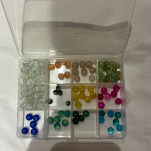 Pärlset med blandade färger och former - Ett stort pärlset med olika färger och former, perfekt för smyckestillverkning. Innehåller färgglada pärlor i både akryl och glas, samt olika berlocker som stjärnor och blixtar. Levereras i praktiska förvaringslådor och påsar.