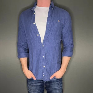 Morris linnen skjorta - Hej säljer nu min fina Morris linnen skjorta i storlek M. Den är i bra skick och kommer vara otroligt snygg nu i vår och framåt sommaren. Nypris cirka 1600kr! Vi kommer att sälja liknande produkter nu i vår och närmare sommar så glöm inte följa profilen!🌊🍾