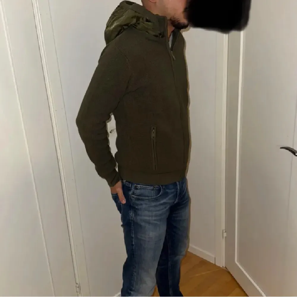 Hej jag säljer nu min cardigan för att ha slutat använda den. Har inte använt den mycket. Den är slutsåld överallt också. Storlek L men jag är Medium så den passar mig perfekt så rekommenderar storlek L. Takit.