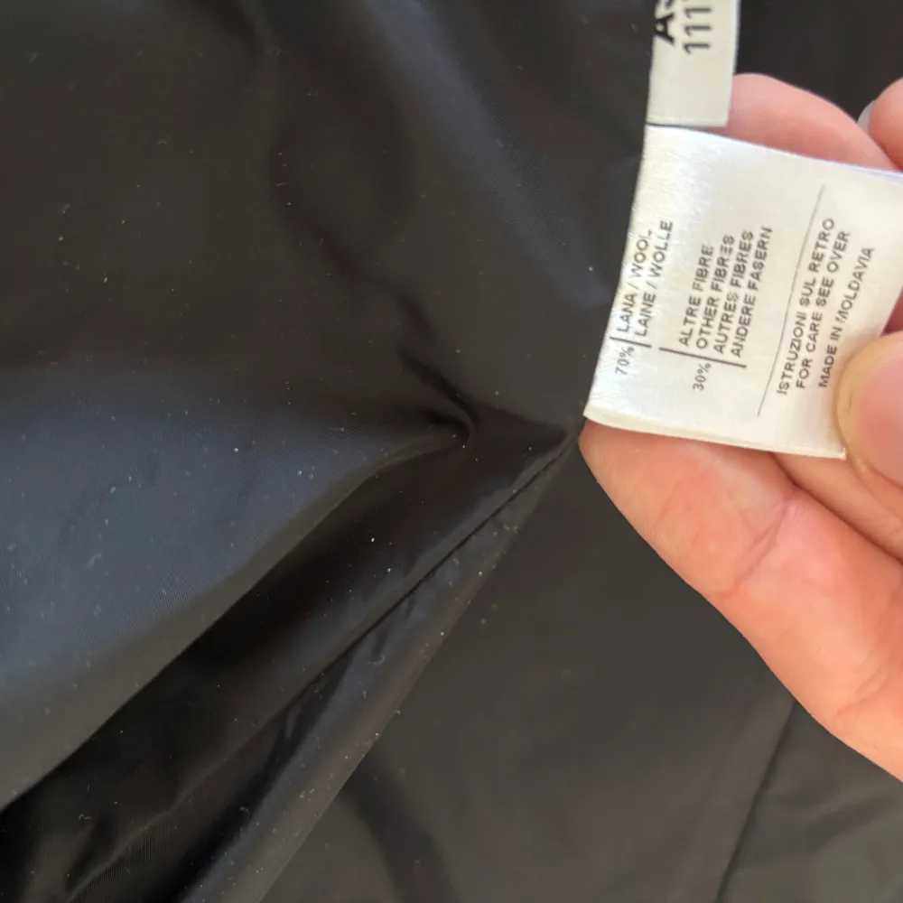 Size S, toppskick! Fina läderdetaljer och riktigt skönt material. Köpt för 8000kr. Passar dig som är 170-180cm. Jag är 172cm 60kg, med ganska lång överkropp.. Takit.