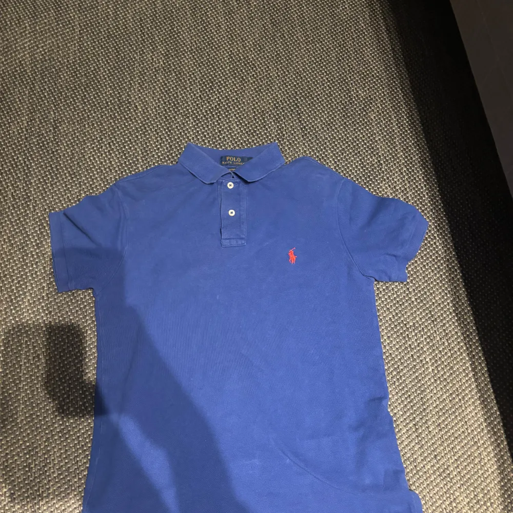 Ralph lauren pike| storlek s| skick 8/10 men ett pyttehål som knappt synns| dm för mer info. T-paidat.