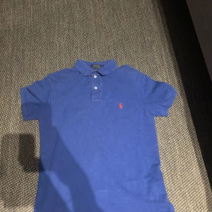 ralph lauren pike - Ralph lauren pike| storlek s| skick 8/10 men ett pyttehål som knappt synns| dm för mer info