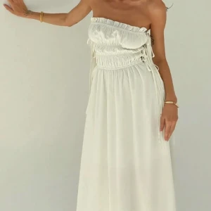 Klänning  - Helt ny och endast testad, har ett dubbeltyg som slutar vid knäna så är inte genomskinlig!☺️