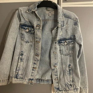 Ljusblå jeansjacka  - Superfin jeansjacka som passar nu i vår. Fickor och slitningar, inte mycket använd alls💗 Storlek 164-170, men passar någon runt S tänker jag💗