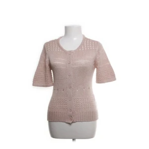 Ljusrosa stickad kofta från Vero Moda - Säljer en söt ljusrosa stickad kofta från Vero Moda. Koftan har korta ärmar och söta detaljer