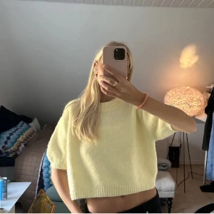 Gul stickad tröja - Bra skick och så perfekt till våren och sommaren 🥹💖