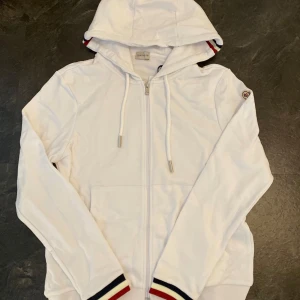 Moncler kofta  - Hej säljer nu min Moncler kofta eftersom jag inte använde helt ny tags och påse följer med hör av er via intresse/frågor 