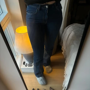 Mörkblå bootcut jeans  - Supersnygga jeans i en perfekt tvätt 💙 sparsamt använda! Som referens är jag ca 170  cm