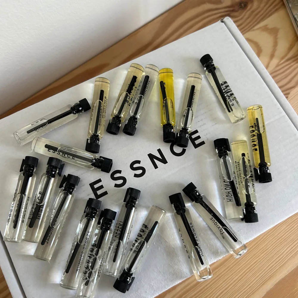 8 stycken testers från essnce. Kan även sälja styckvis eller några enskilda💕✅Carashmellow, Vanilla sass, High on Chi, Milky flower, Chocolat chaud, Summer breeze, Toxiqe, Iconic flower✅❌SÅLDA: I am vanilla, Coco on the beach, Jardin de flora, Sweet Cara, Pink Haze, Lady essnce, freschotic, Dirty Dancing, Oh darling, Midsummer dream, dewy dessert, cotton clouds❌. Perfume.