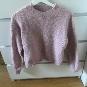 Rosa stickad tröja från Lindex - Säljer en mysig rosa stickad tröja från Lindex. Tröjan har en rund halsringning och långa ärmar, perfekt för kyligare dagar. Den är i storlek S.