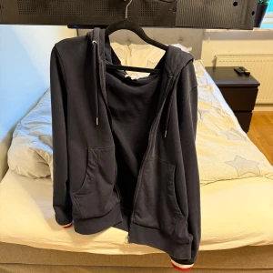 Moncler hoodie - Säljer nu min Moncler hoodie som jag köpt på Plick. Absolut ingen aning om äkthet men köpt av SWESELL här på Plick för något år sedan! Storlek M