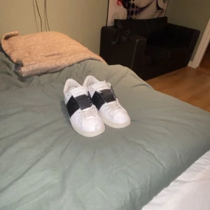Valentino sneakers med svart detalj - Säljer nu mina valentino opens när jag har tröttnat på dom. Ny pris 5599kr nu varnade pris är inte bestämt. Pris kan snackas köpta av kusinerna i london