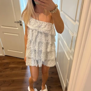 Zara klänning - Jätte populär! Säljer eller kan tänka mig att byta mot en i storlek L💞