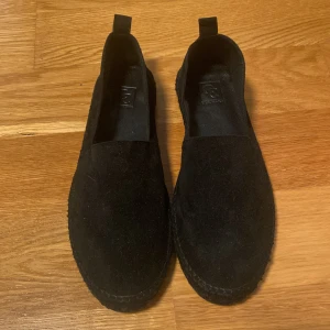 CC Shoes Espadrilles i svart mocka – Helt oanvända, Made in Spain - Säljer ett par helt oanvända espadriller från CC Shoes, handgjorda i Spanien i svart mocka med nappafoder. Klassisk modell med repbotten av jute och yttersula i naturgummi blandat med återvunnet ris. Bekväma, snygga och perfekta för sommaren. Normal passform och storlek.  Nypris: 1600 kr Mitt pris: 600 kr