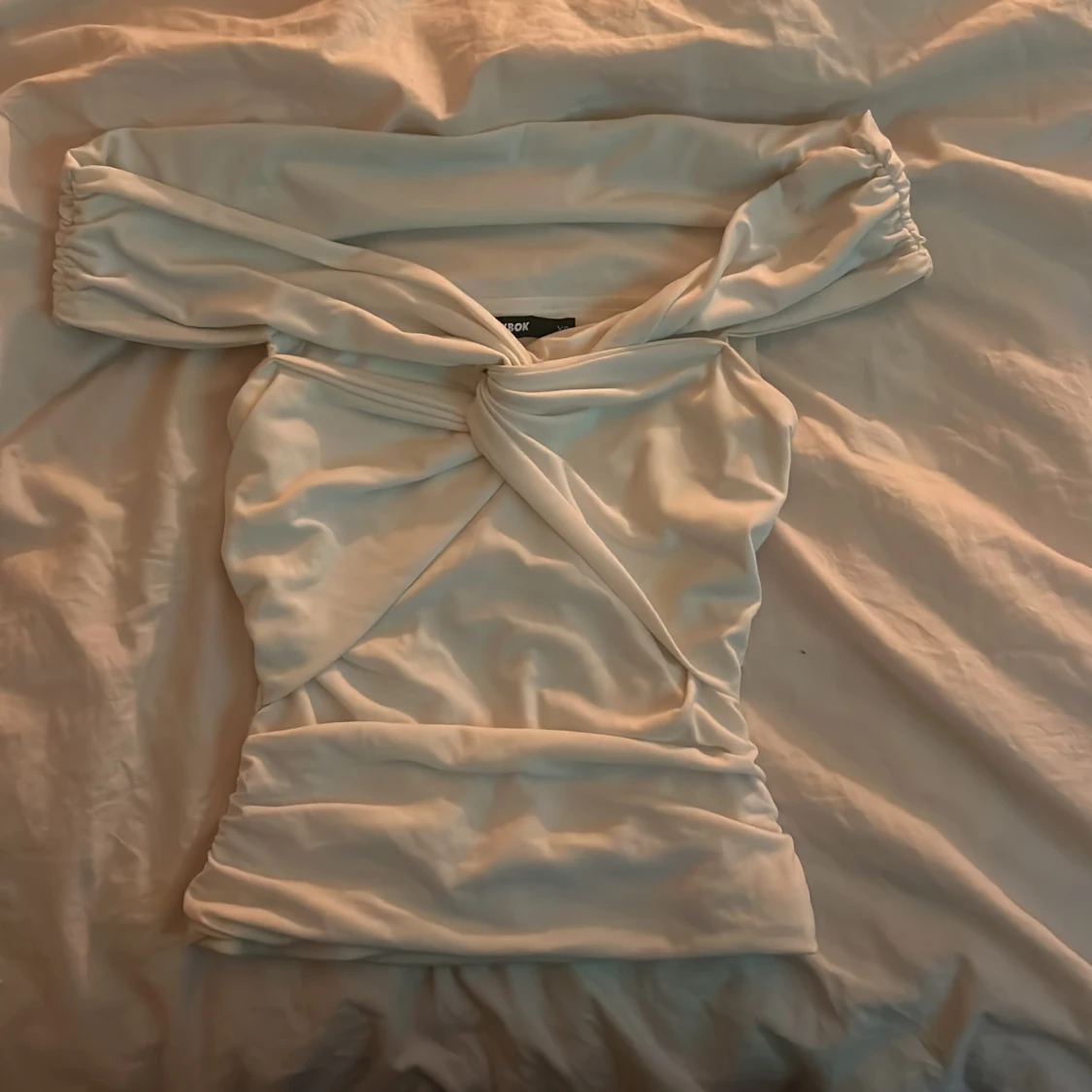 Vit axelbandslös topp