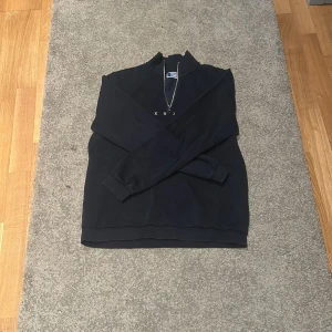 Half zip från Jack & Jones - Snygg marinblå half zip från Jack & Jones. Tröjan är knappt använd och i väldigt fint skick. Pris går att diskutera.