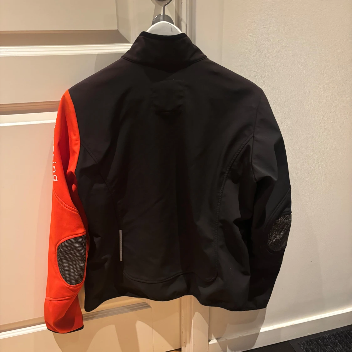 Svart och orange racingjacka från Aprilia - 2