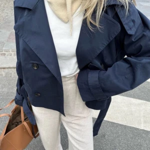 Trenchcoat  - Superfin blå trench i bra skick. Obs!! Första bilden lånad, min liknar den på första bilden. Andra är alltså min💕 