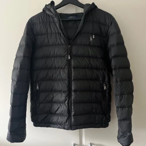 Polo Ralph Lauren Jacka - Säljer denna vårjacka i storlek S. Bra skick, förutom normal slitage som tillkommer vid användning. Hör av er vid frågor och funderingar! 🤗
