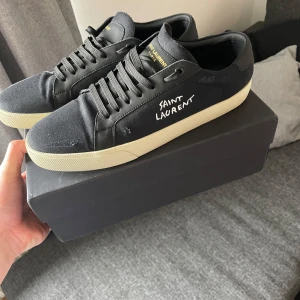 Saint Laurent Skor - Fräscha och snygga skor från Saint Laurent i storlek 43/44, endast använda en gång så nästan nyskick! Säljes billigt då de var för små.