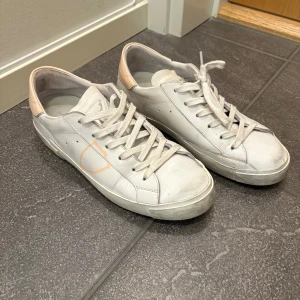 Philippe model skor - Säljer dessa supersnygga skorna som är perfekta nu till våren. Skorna är från Philippe model och är använda fåtal gånger. Skorna har inte defekter eller skador. De skadar och smuts som redan finns är design. Kartong medföljer. Bara att skriva för mer bilder eller frågor. 