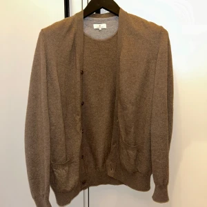 Brun kofta/overshirt från Hansen & Jacob - Stilren brun kofta från Hansen & Jacob. Perfekt över T-shirts eller skjorta. Nypris:2300