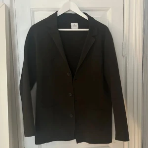 💫John Henric kofta💫 - Hej! Säljer nu min skit snygga stickade kavaj/cardigan från John Henric. Den är i mycket fint skick, använd fåtal gånger. Storlek S. Mörkgrön färg. Hör av er vid frågor eller funderingar💫🙌