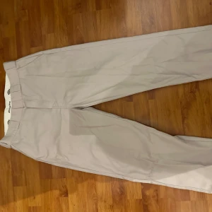 Ljusrosa byxor från Dickies - Säljer ett par stilrena ljusrosa byxor från Dickies. Avslappnad stil. Knappt använda. Storlek: W30