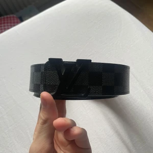 Bälte  - Ett snyggt svart bälte, ganska bra skick, 110-115cm hör av dig vid funderingar 🤩