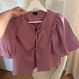 Rosa blus från Gina  - Rosa blus med puffärmar och knytning från Gina!